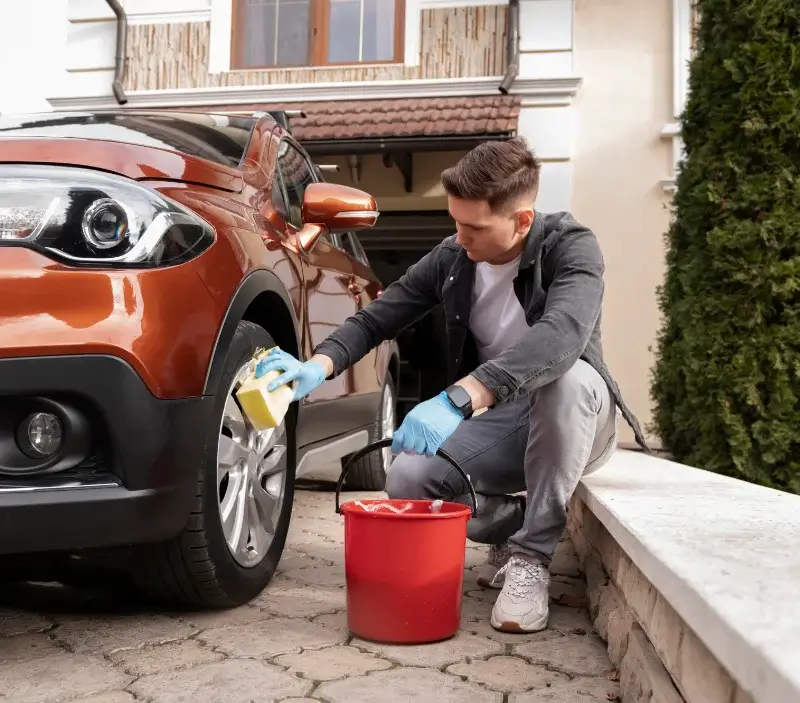 Lavage auto à domicile Châteauneuf-de-Vernoux : professionnel intervenant sur un véhicule
